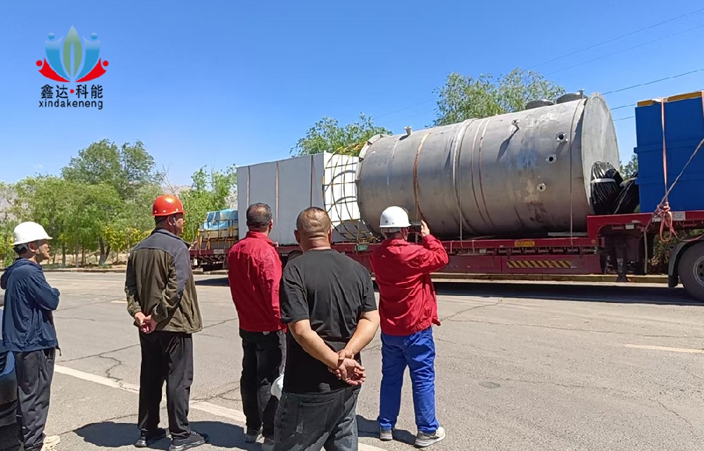 内蒙危废处理厂工业油泥污水处理设备抵达现场